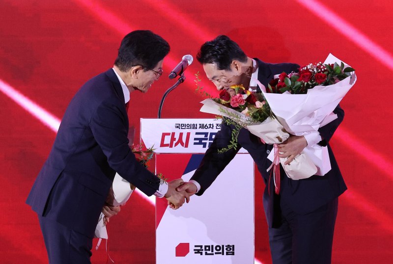 김문수(왼쪽)·장동혁 국민의힘 당대표 후보가 22일 오후 충북 청주시 오스코에서 열린 제6차 전당대회에서 결선 진출에 성공한 뒤 악수를 나누고 있다. 2028.8.22/뉴스1 ⓒ News1 신웅수 기자