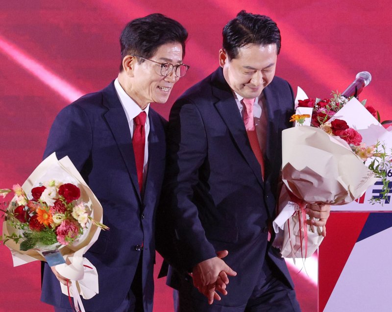 김문수(왼쪽)·장동혁 국민의힘 당대표 후보가 22일 오후 충북 청주시 오스코에서 열린 제6차 전당대회에서 결선 진출에 성공한 뒤 손을 잡고 있다. 2028.8.22/뉴스1 ⓒ News1 신웅수 기자