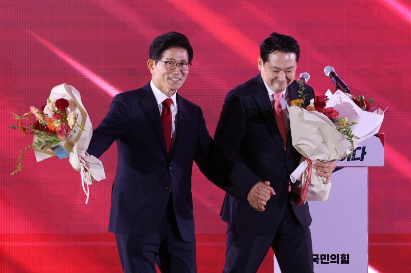 김문수(왼쪽)·장동혁 국민의힘 당대표 후보가 22일 오후 충북 청주시 오스코에서 열린 제6차 전당대회에서 결선 진출에 성공한 뒤 당원들에게 인사하고 있다. 2028.8.22/뉴스1 ⓒ News1 신웅수 기자