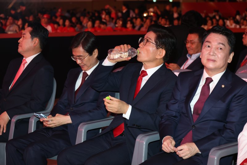 김문수 국민의힘 당대표 후보가 22일 오후 충북 청주시 오스코에서 열린 제6차 전당대회에서 물을 마시고 있다. 왼쪽부터 장동혁, 조경태, 김문수, 안철수 후보. (공동취재) 2025.8.22/뉴스1 ⓒ News1 신웅수 기자