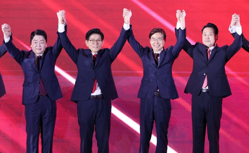 안철수(왼쪽부터), 김문수, 조경태, 장동혁 국민의힘 당대표 후보가 22일 오후 충북 청주시 오스코에서 열린 제6차 전당대회에서 기념 촬영을 하고 있다. 2025.8.22/뉴스1 ⓒ News1 신웅수 기자