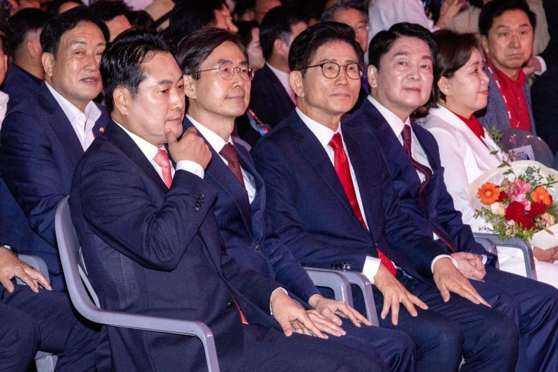 장동혁(왼쪽부터), 조경태, 김문수, 안철수 국민의힘 당대표 후보가 22일 오후 충북 청주시 오스코에서 열린 제6차 전당대회에서 개표 결과를 기다리고 있다. (공동취재) 2025.8.22/뉴스1 ⓒ News1 신웅수 기자
