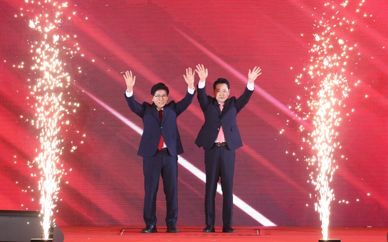 김문수, 장동혁 국민의힘 대표 후보가 22일 오후 충북 청주 오스코에서 열린 국민의힘 제6차 전당대회에서 결전 진출에 성공한 뒤 손을 들어 인사하고 있다. (공동취재) 2025.8.22/뉴스1 ⓒ News1 신웅수 기자