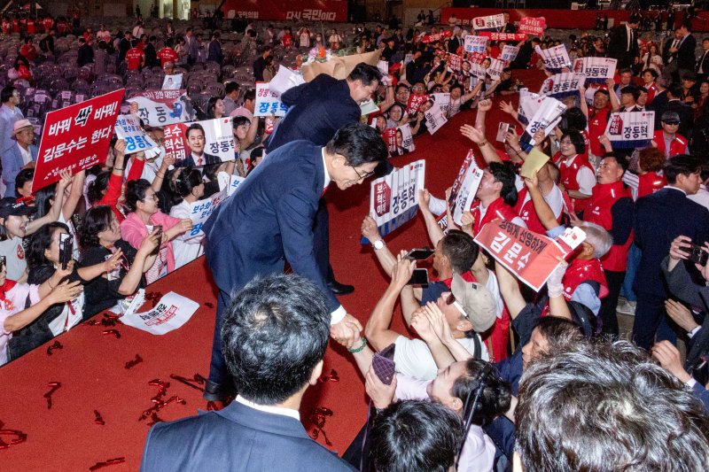 국민의힘 당 대표 결선투표 진출자 김문수, 장동혁 후보가 22일 오후 충북 청주시 오스코에서 열린 제6차 전당대회에서 발언을 마친 후 지지자들과 인사하고 있다. (공동취재) 2025.8.22/뉴스1 ⓒ News1 신웅수 기자