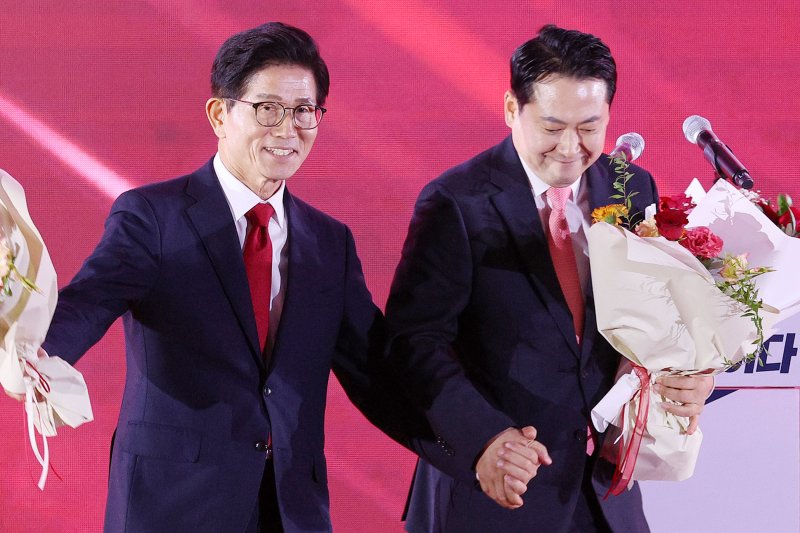 김문수(왼쪽)·장동혁 국민의힘 당대표 후보가 22일 오후 충북 청주시 오스코에서 열린 제6차 전당대회에서 결선 진출에 성공한 뒤 당원들에게 인사하고 있다. 2028.8.22/뉴스1 ⓒ News1 신웅수 기자