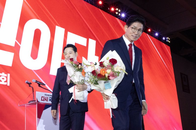 국민의힘 당 대표 결선투표 진출자 김문수, 장동혁 후보가 22일 오후 충북 청주시 오스코에서 열린 제6차 전당대회에서 발언을 마친 후 단상에서 내려오고 있다. (공동취재) 2025.8.22/뉴스1 ⓒ News1 신웅수 기자