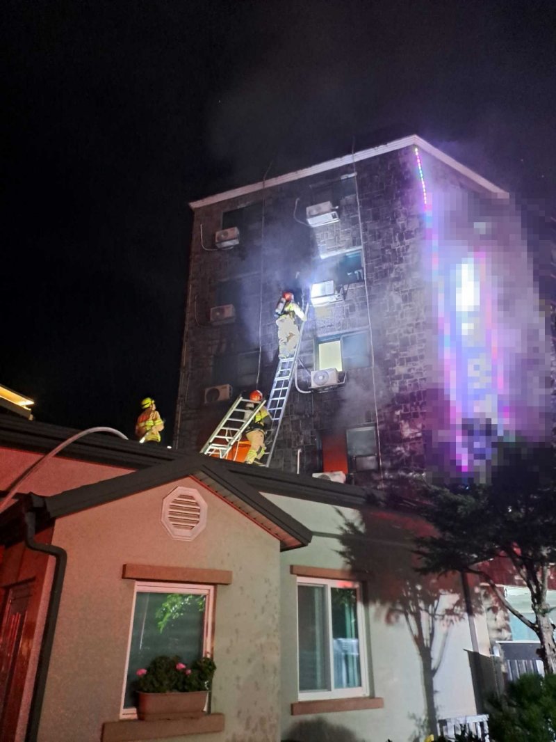 [강릉=뉴시스] 강릉시 주문진읍 모텔 화재 현장 모습.(사진=강원도소방본부 제공)photo@newsis.com *재판매 및 DB 금지