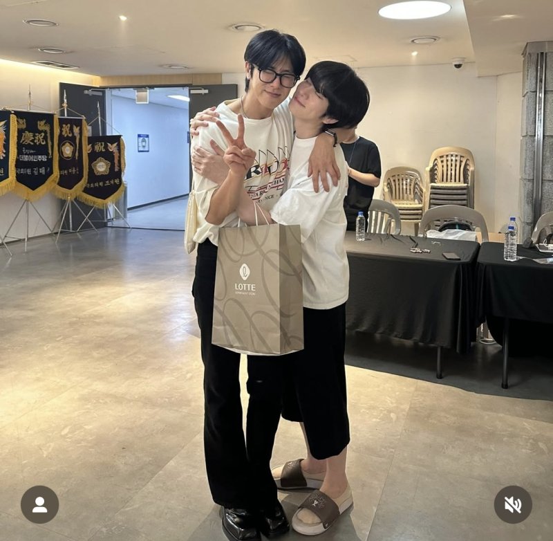 김희철, 유노윤호 품에 안겨 눈 지그시 감고 미소 늘 내가 최고라고 해