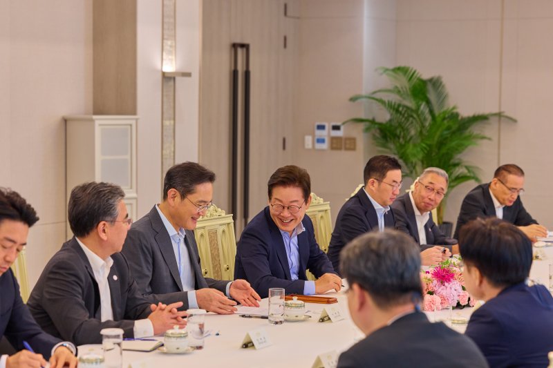 이재명 대통령이 지난 8월 19일 서울 용산 대통령실 청사에서 열린 미일 순방 동행 경제단체 및 기업인 간담회에서 밝게 웃고 있다. 이날 간담회는 류진 한국경제인협회 회장, 최태원 대한상공회의소 회장, 이재용 삼성전자 회장, 구광모 LG회장, 조원태 대한항공 회장, 김동관 한화 부회장, 장재훈 현대자동차 부회장, 박지원 두산그룹 부회장 겸 두산에너빌리티 대표이사 회장, 서정진 셀트리온 회장. 대통령실 제공