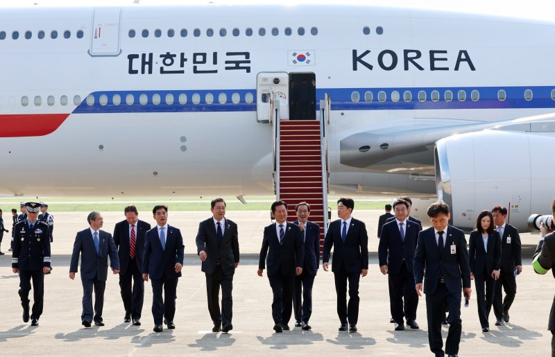 강훈식 대통령실 비서실장 등 환송인사들이 23일 오전 경기도 성남 서울공항에서 일본·미국 정상과 순차 정상회담 참석을 위해 출국하는 이재명 대통령과 인사 후 발걸음을 옮기고 있다. 뉴스1