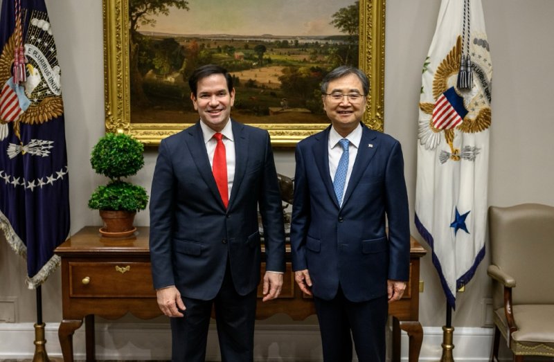 미국을 방문 중인 조현 외교부 장관이 마코 루비오 미 국무장관 겸 국가안보보좌관과 22일(현지시간) 면담을 갖고 이 대통령의 첫 방미를 위한 사전준비협의를 가졌다. 외교부 제공