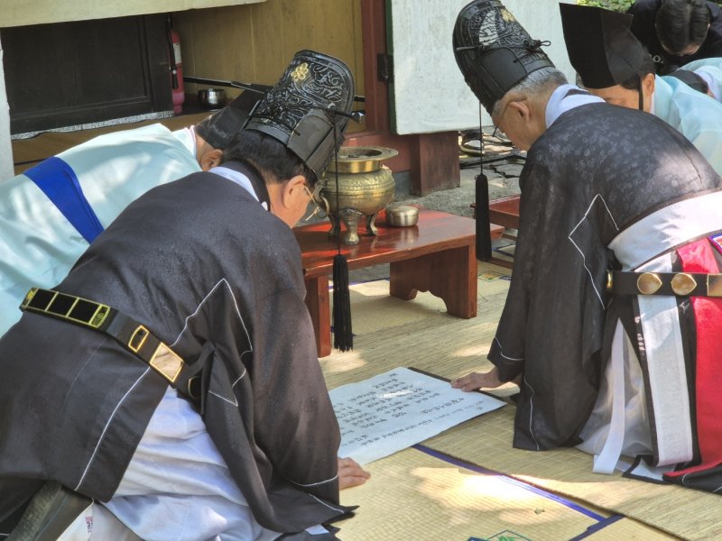 최근 극심한 가뭄을 겪고 있는 강원 강릉의 단비를 기원하는 기우제가 23일 오전 강릉시 인근지역인 평창군 대관령면 국사성황사에서 열리고 있다. 2025.8.23/뉴스1 ⓒ News1 윤왕근 기자