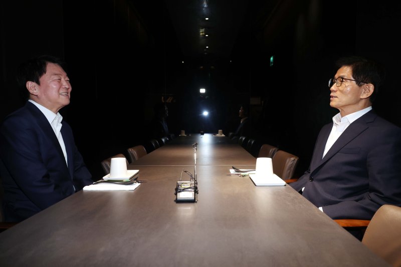 [서울=뉴시스] 조성봉 기자 = 김문수 국민의힘 당대표 후보가 23일 서울 여의도의 한 식당에서 안철수 의원과 오찬회동을 하고 있다. 2025.08.23. suncho21@newsis.com