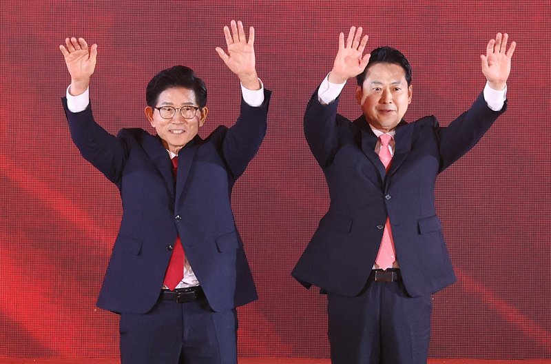 국민의힘 김문수, 장동혁 당대표 후보가 지난 22일 충북 청주오스코에서 열린 국민의힘 제6차 전당대회에서 최후 2인 선출 후 각각 인사말을 마친 뒤 지지자들과 인사하고 있다. 공동취재