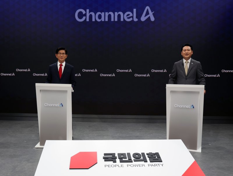 [서울=뉴시스] 국회사진기자단 = 국민의힘 당 대표 선거 결선에 진출한 김문수, 장동혁 후보가 23일 오후 서울 채널A 광화문 스튜디오에서 열린 방송토론에 참석해 토론 준비를 하고 있다. 국민의힘은 24일부터 이틀동안 진행되는 당원 투표와 여론 조사를 거쳐, 26일 최종 당대표를 선출한다. 2025.08.23. photo@newsis.com