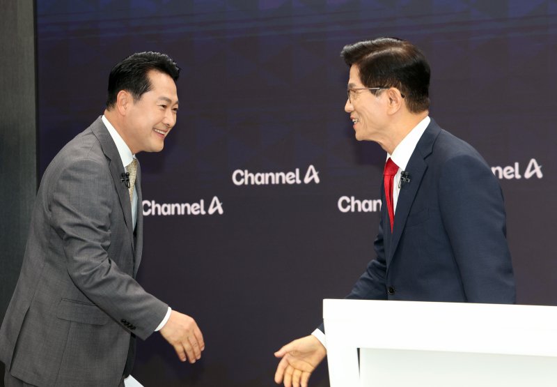 국민의힘 당대표 선거 결선에 진출한 장동혁(왼쪽)·김문수 후보가 23일 오후 서울 종로구 채널A 스튜디오에서 방송토론회에 앞서 인사를 나누고 있다. 2025.8.23/뉴스1 ⓒ News1 국회사진기자단