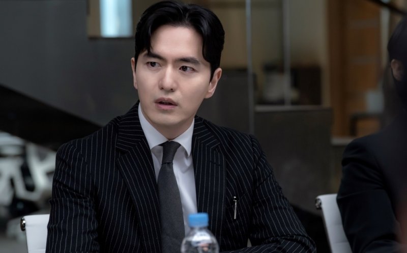 '에스콰이어' 이진욱, 역대급 스캔들 휘말린다…사내 정치 소용돌이