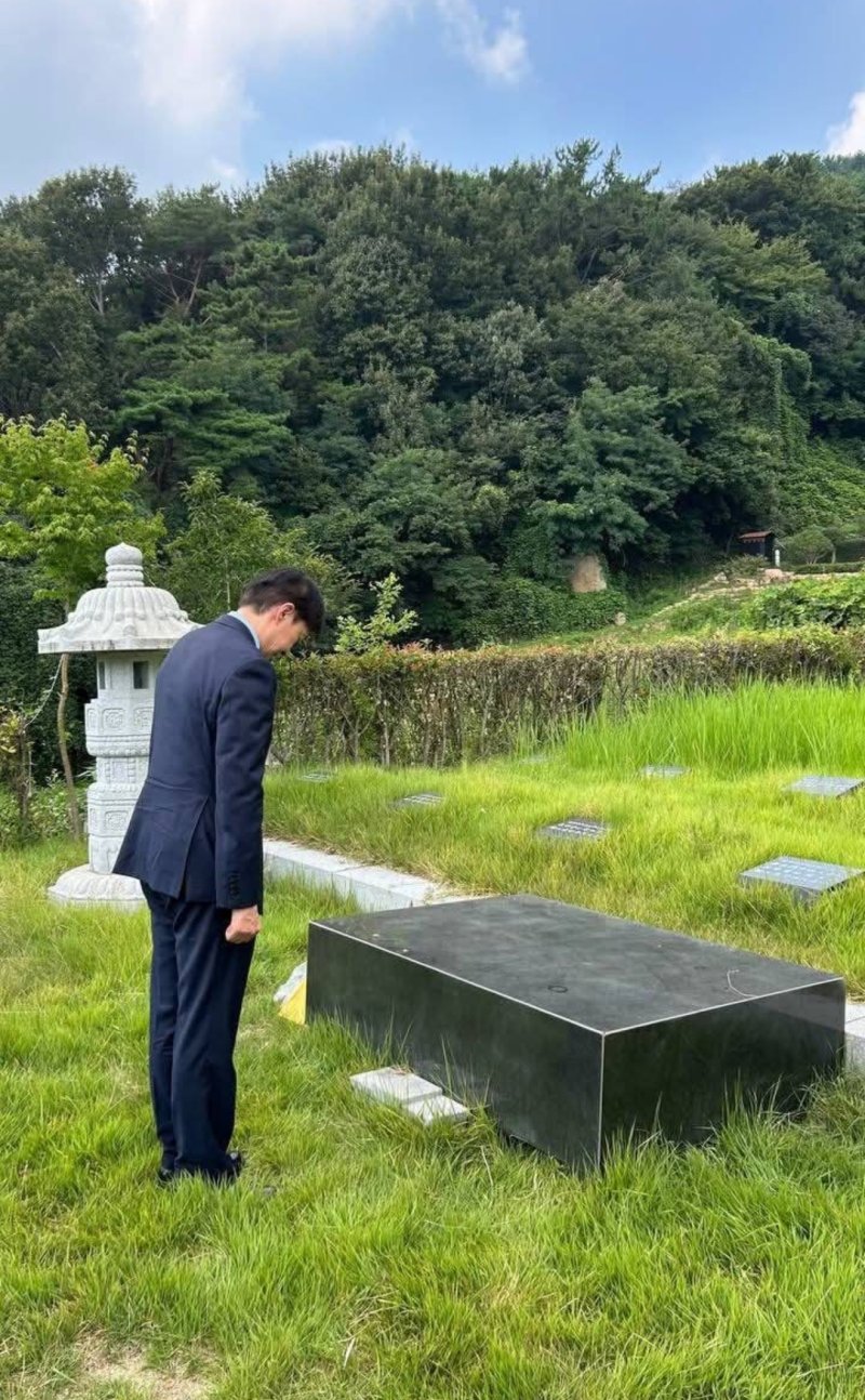 조국 전 조국혁신당 대표는 23일 페이스북에 "경남 소재 선산을 방문해 선친과 조상님께 술잔을 올리며 석방 보고를 올렸다"는 글과 함께 관련 사진(위)를 게재했다. (조 전 대표 페이스북 갈무리) 2025.08.23/뉴스1