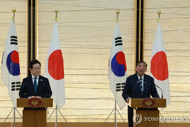 공동 언론 발표 하는 한일 정상 (출처=연합뉴스)