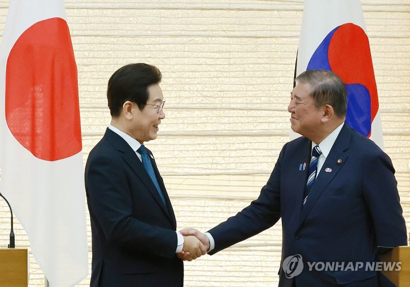 한일 정상 마주보며 악수 (출처=연합뉴스)