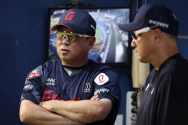 롯데 자이언츠 김태형 감독(왼쪽). 2025.8.21/뉴스1 ⓒ News1 김성진 기자