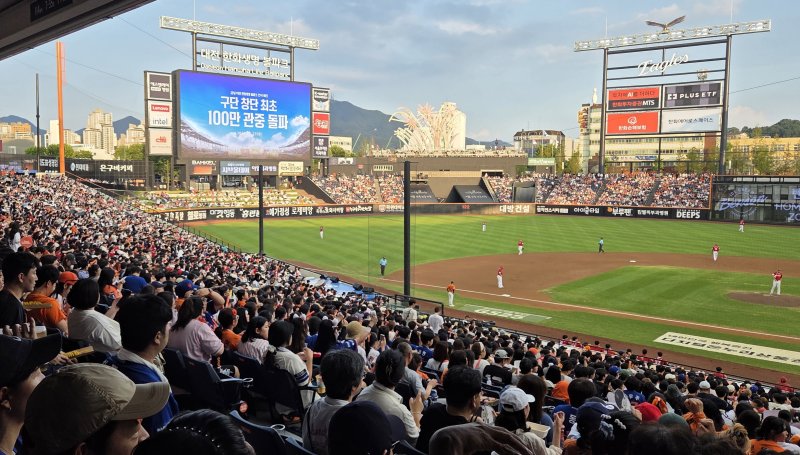 23일 대전 한화생명볼파크에서 열린 프로야구 '2025 신한 SOL 뱅크 KBO리그' 한화이글스와 SSG 랜더스 경기에서 전광판에 한화이글스 구단 최초 100만 관중 돌파 안내문이 보이고 있다. 2025.8.23/뉴스1 ⓒ News1 김기태 기자