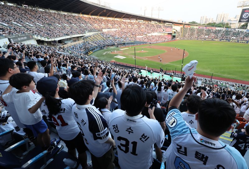 한국 프로야구 KBO리그가 2년 연속이자 역대 최소 경기 1000만 관중을 달성했다. 23일 오후 서울 송파구 잠실야구장에서 열린 KT와 두산의 경기를 찾은 관중들이 응원을 하고 있다. 2025.8.23/뉴스1 ⓒ News1 장수영 기자