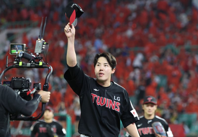 [인천=뉴시스] 황준선 기자 = 17일 인천 미추홀구 SSG랜더스필드에서 열린 2025 KBO리그 LG 트윈스와 SSG 랜더스의 경기, 6회 말 LG 선발 임찬규가 이닝을 마친 뒤 더그아웃으로 복귀하며 관중들에게 인사하고 있다. 2025.08.17. hwang@newsis.com