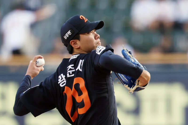 [서울=뉴시스] 조성우 기자 = 23일 서울 송파구 잠실야구장에서 열린 2025 KBO리그 한화 이글스와 두산 베어스의 경기, 한화 선발투수 황준서가 역투하고 있다. 2025.07.23. xconfind@newsis.com