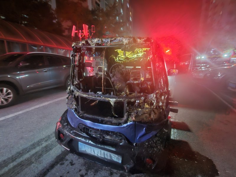 지상으로 옮겨진 불에 탄 전기차.2025.8.23/뉴스1 손도언 기자