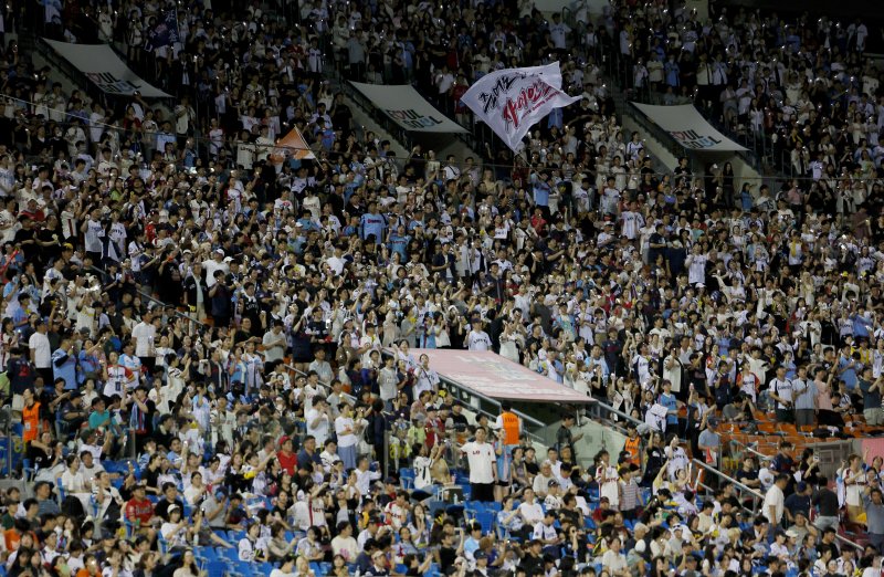 [서울=뉴시스] 김진아 기자 = 19일 서울 송파구 잠실야구장에서 열린 2025 KBO리그 롯데 자이언츠와 LG 트윈스의 경기, 팬들이 응원을 하고 있다. 18일 기준 총 562경기에서 969만542명의 관중이 경기장을 찾아 천만 관중까지 약 31만명만 남겨둔 상황이다. 기상 악화 등 변수가 없다면 이번 주중 1000만 관중 돌파할 것으로 예상된다. 2025.08.19. bluesoda@newsis.com