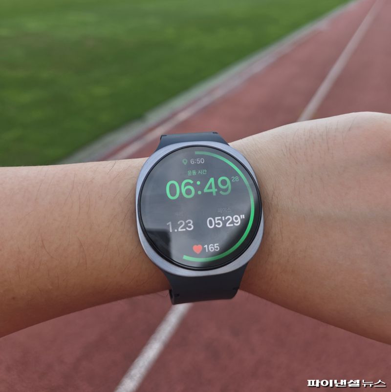 갤럭시 워치8을 착용한 모습. 사진=박성현 기자