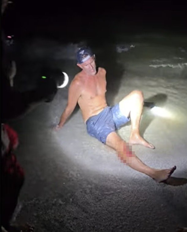 해변에 밀려온 상어을 본 남자들의 객기.. 순식간에..