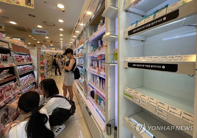 불티나게 팔린 민생쿠폰 지원 올리브영 가맹점 (출처=연합뉴스)