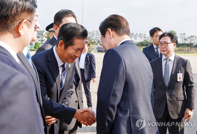 이재명 대통령, 정청래 대표와 인사 (출처=연합뉴스)