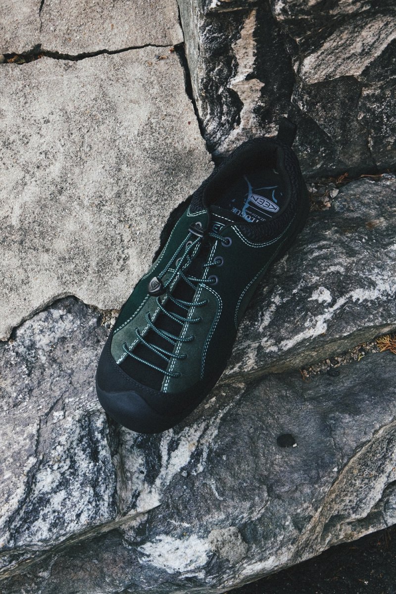 [서울=뉴시스] 생활문화기업 LF가 전개하는 미국 어반 아웃도어 슈즈 브랜드 '킨(KEEN)'이 국내 남성복 브랜드 '이스트로그(EASTLOGUE)와 협업한 스니커즈를 출시한다고 21일 밝혔다. (사진=LF 제공) *재판매 및 DB 금지