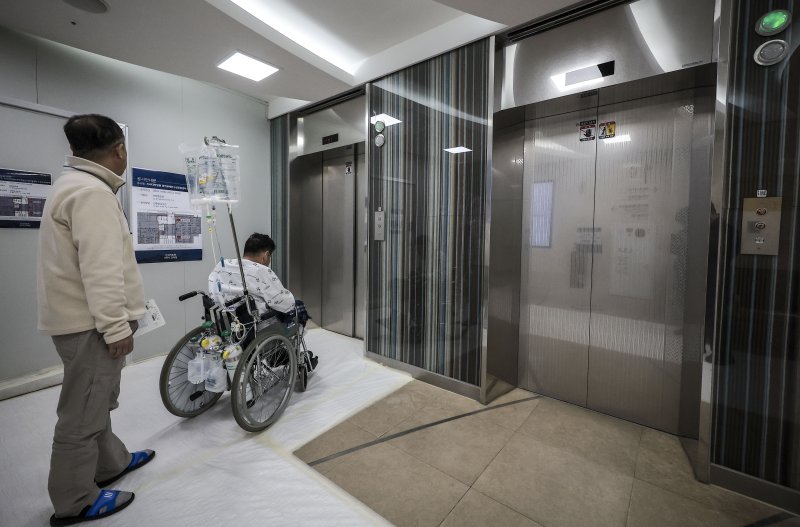 [서울=뉴시스] 정병혁 기자 =서울시내 한 대학병원에서 환자가 이동하고 있다. 2025.02.21. jhope@newsis.com