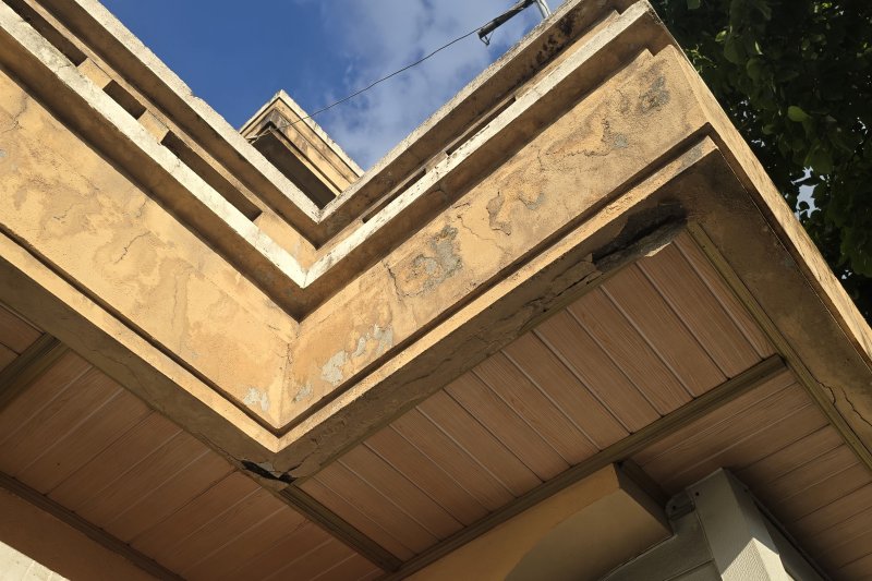 [광주=뉴시스] 광주 도시철도 2호선 6공구 공사 여파로 주변 한 노후 주택 처마가 갈라져있다. (사진 = 독자 제공) 2025.08.24. photo@newsis.com