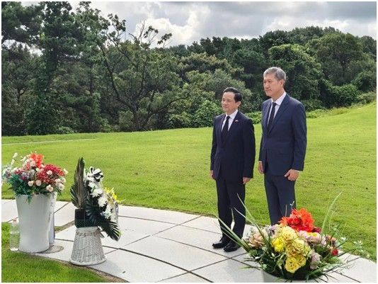 다이빙 주한중국대사(왼쪽)와 노태우 전 대통령 아들 노재헌 동아시아문화센터 이사장이 지난 19일 경기도 파주시 통일동산에 위치한 고(故) 노태우 전 대통령 묘역을 참배하고 있다. 주한중국대사관 위챗 갈무리