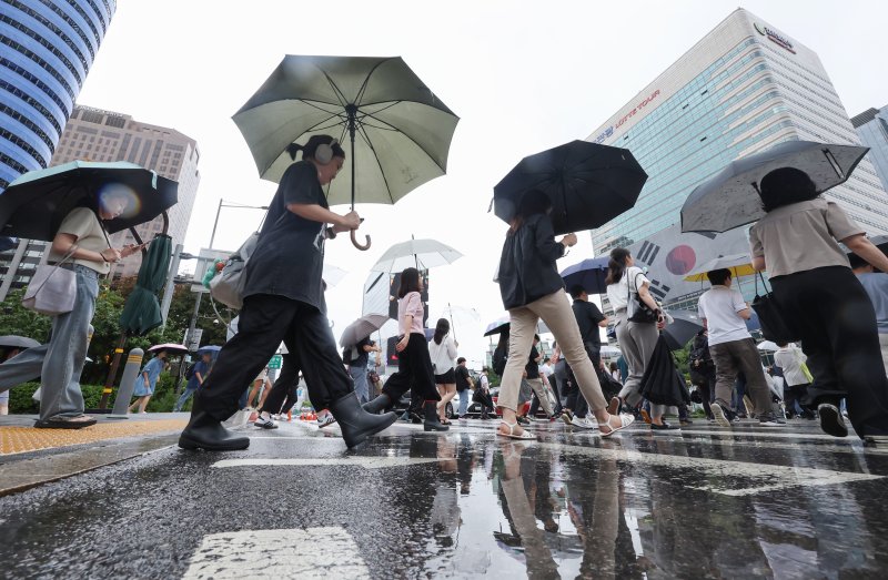 서울 지역에 비가 내린 14일 오전 서울 종로구 광화문네거리에서 우산을 쓴 시민들이 출근길 발걸음을 옮기고 있다. 2025.8.14/뉴스1 ⓒ News1 민경석 기자