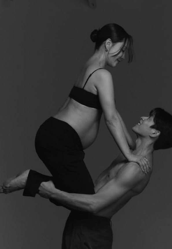 '44세' 임정희, 만삭 사진 공개…6세 연하 발레리노 훈남 남편도 함께 [N샷]