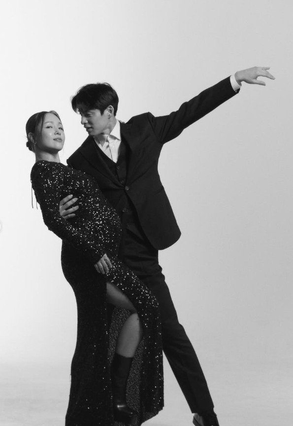 '44세' 임정희, 만삭 사진 공개…6세 연하 발레리노 훈남 남편도 함께 [N샷]