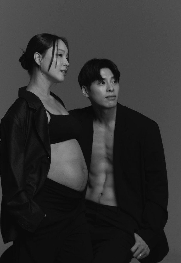 '44세' 임정희, 만삭 사진 공개…6세 연하 발레리노 훈남 남편도 함께 [N샷]