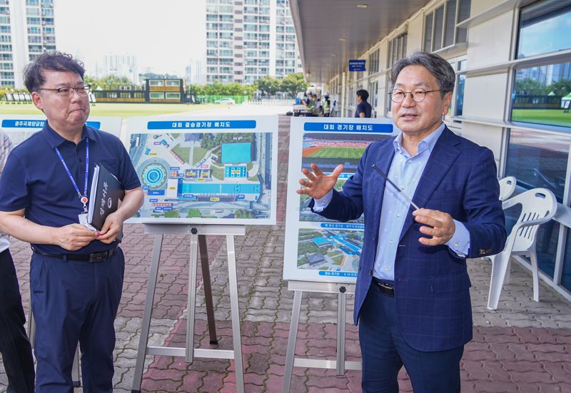 광주광역시가 오는 9월 5일 개막하는 '광주 세계(장애인)양궁선수권대회'를 인권친화적 국제 대회로 치르기 위해 인권영향평가단과 함께 현장 점검을 실시하는 등 전방위 활동에 나섰다. 사진은 강기정 광주시장이 최근 남구 광주국제양궁장을 찾아 최종 시설 점검을 하고 있는 모습. 광주광역시 제공