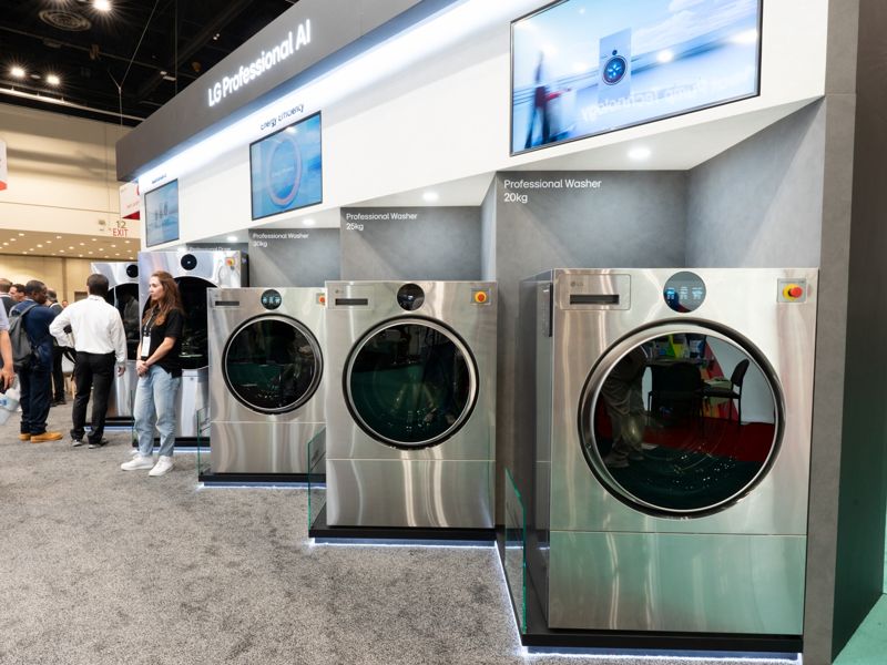 23일(현지시간)미국 올란드에서 개막한 '클린쇼 2025'에 전시된 LG전자의 대용량 상업용 세탁가전 'LG 프로페셔널'이 전시돼 있다. LG전자 제공