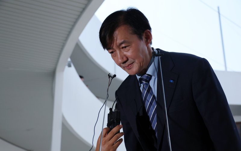 조국혁신당 조국 전 대표가 24일 부산 중구 부산민주공원에서 당원들과 취재진에게 인사하고 있다. 부산민주공원은 조 전 대표가 조국혁신당 창당 선언을 한 장소다. 연합뉴스