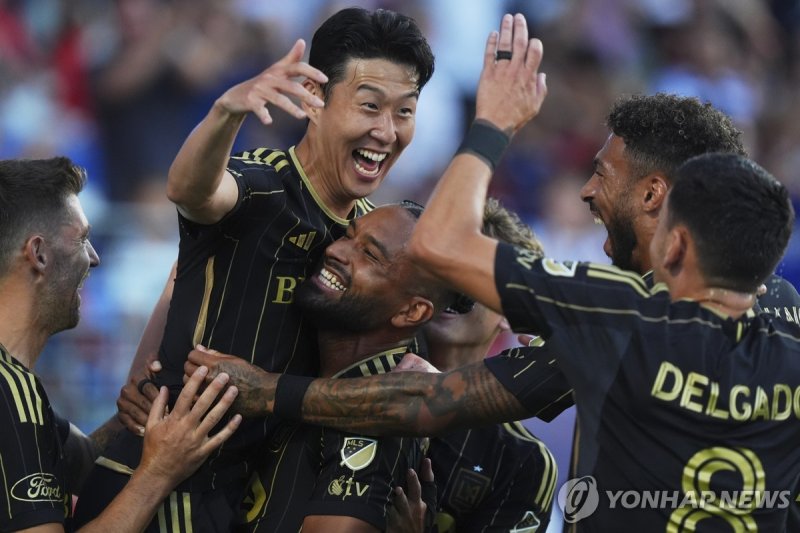 미국 무대 첫 골을 넣고 환호하는 손흥민.연합뉴스