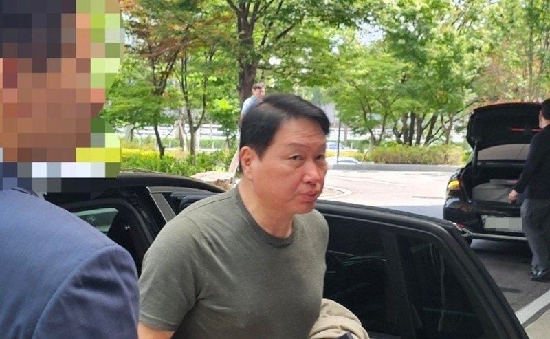 최태원 대한상공회의소 회장 겸 SK그룹 회장이 오는 25일(현지시간) 미국 워싱턴DC에서 열리는 한미 정상회담 경제사절단에 동행하기 위해 24일 강서구 서울김포비즈니스항공센터(SGBAC)를 통해 출국하고 있다. 연합뉴스