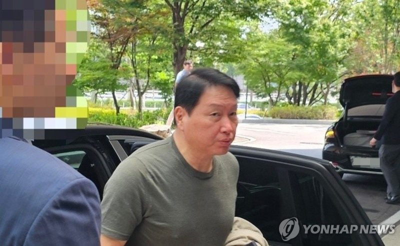 방미사절단 동행 위해 출국하는 최태원 회장 (출처=연합뉴스)