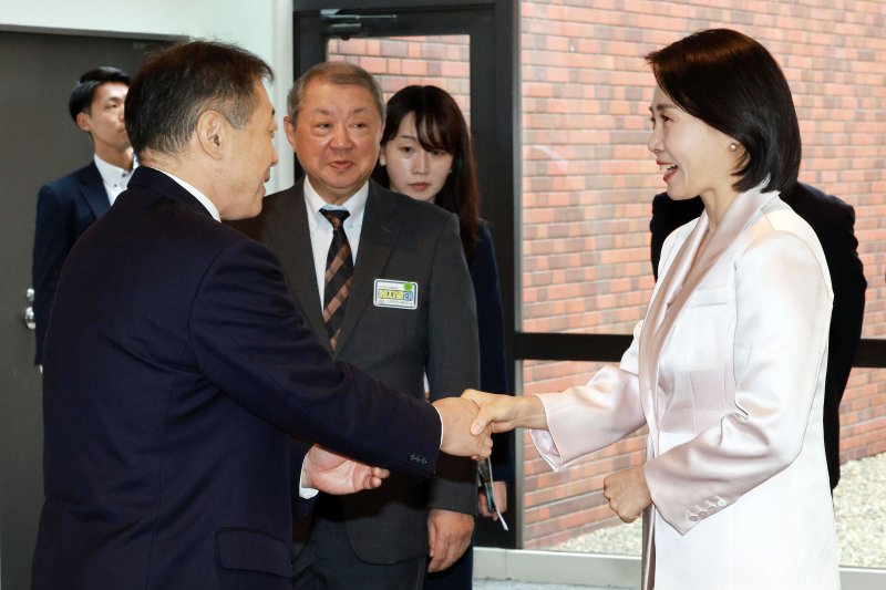 [도쿄=뉴시스] 고범준 기자 = 김혜경 여사가 24일(현지 시간) 일본 도쿄 메지로대학교 한국어학과를 방문해 학교 관계자와 인사하고 있다. 2025.08.24. bjko@newsis.com